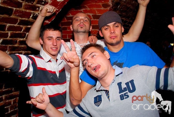 Joi seara în Club Escape, 