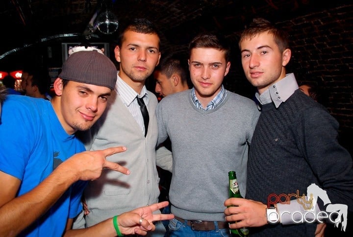 Joi seara în Club Escape, 