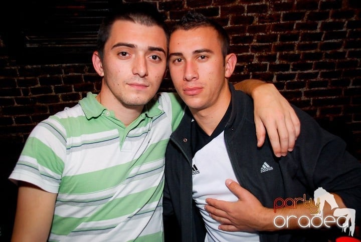 Joi seara în Club Escape, 