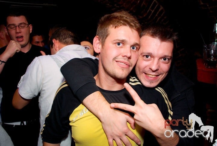 Joi seara în Club Escape, 