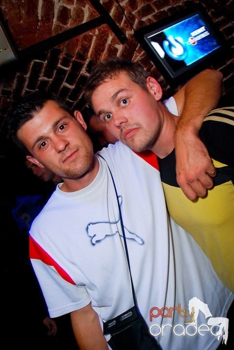 Joi seara în Club Escape, 