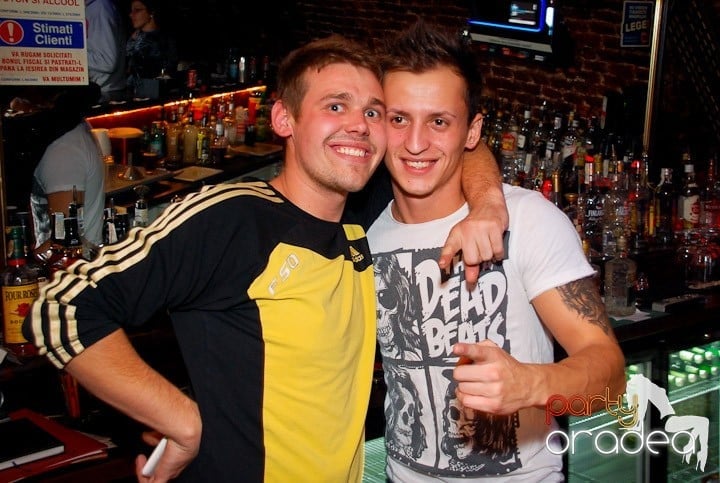 Joi seara în Club Escape, 