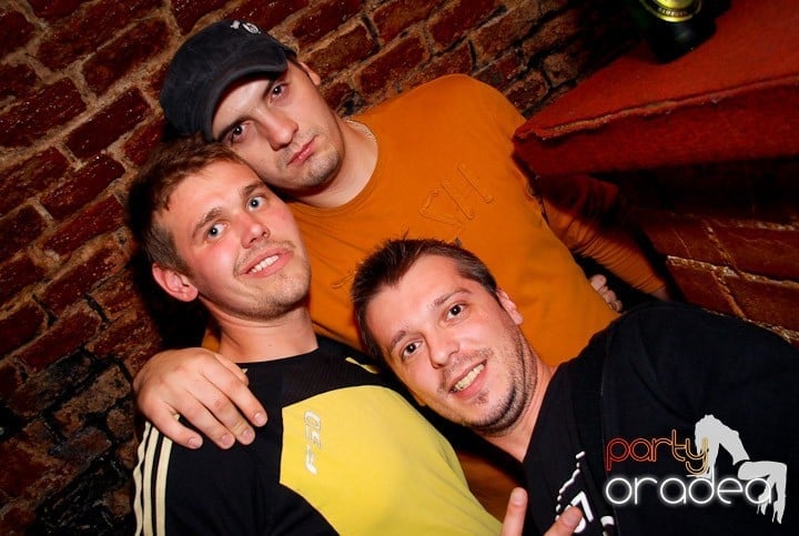 Joi seara în Club Escape, 