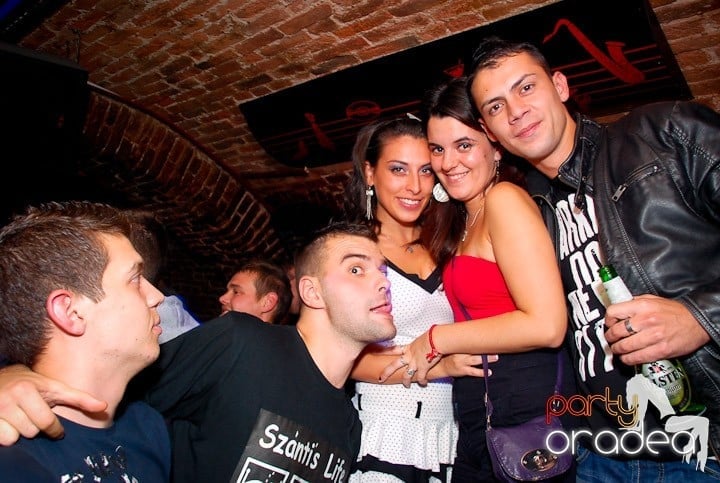 Joi seara în Club Escape, 