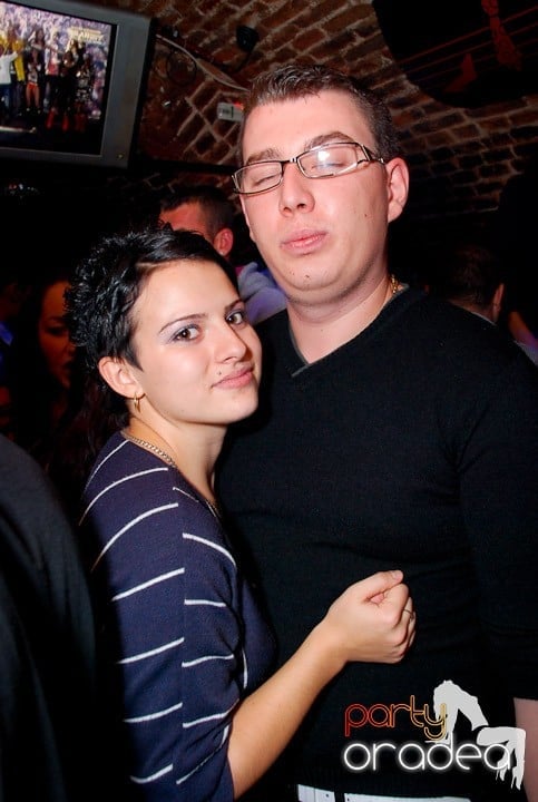 Joi seara în Club Escape, 