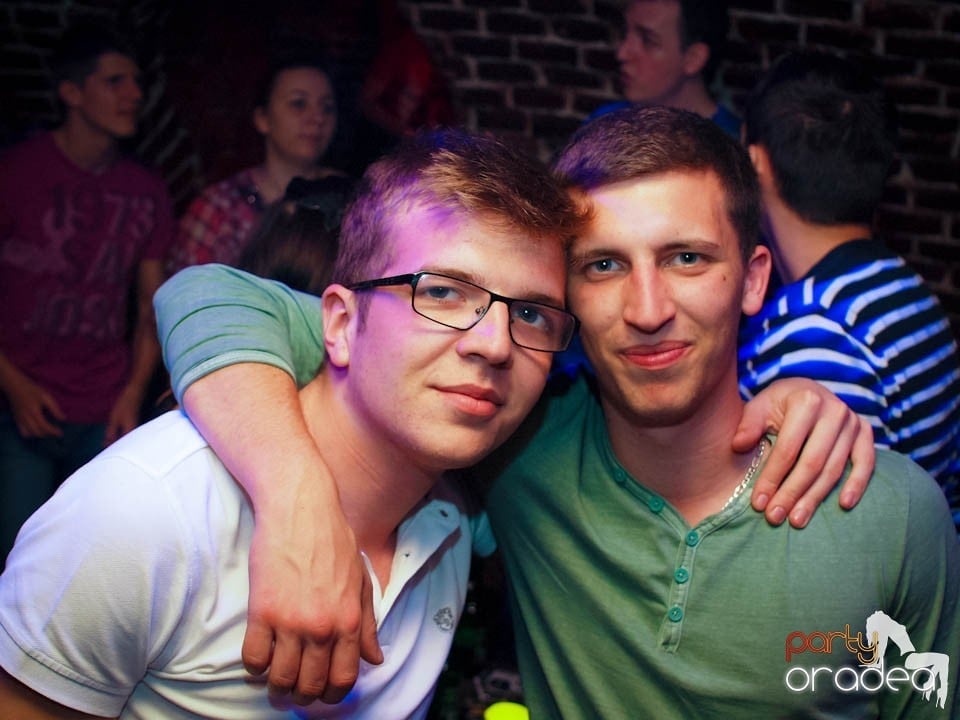 Joi seara în Club Escape, 