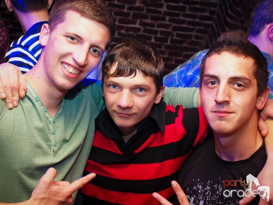 Joi seara în Club Escape, 