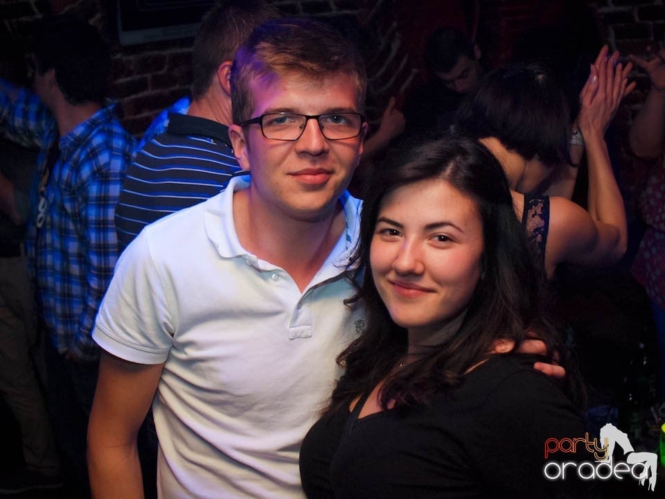 Joi seara în Club Escape, 