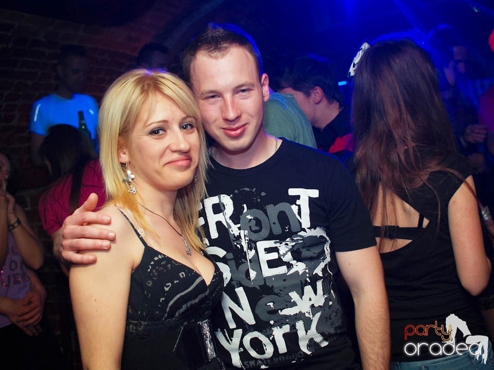 Joi seara în Club Escape, 