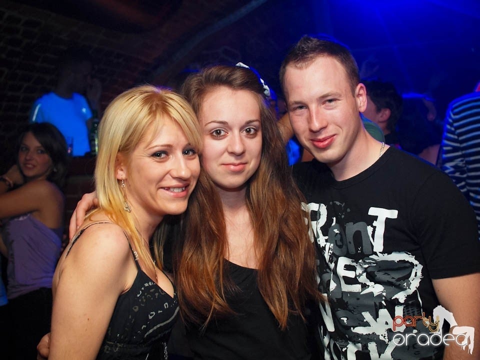 Joi seara în Club Escape, 