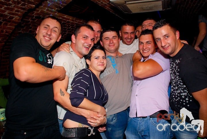 Joi seara în Club Escape, 