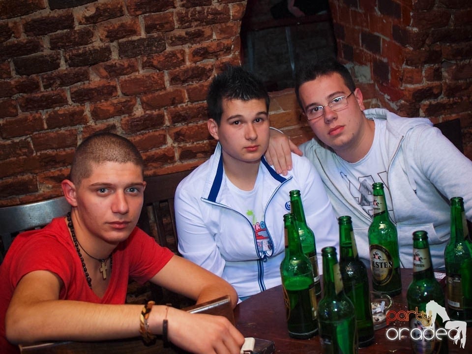 Joi seara în Club Escape, 