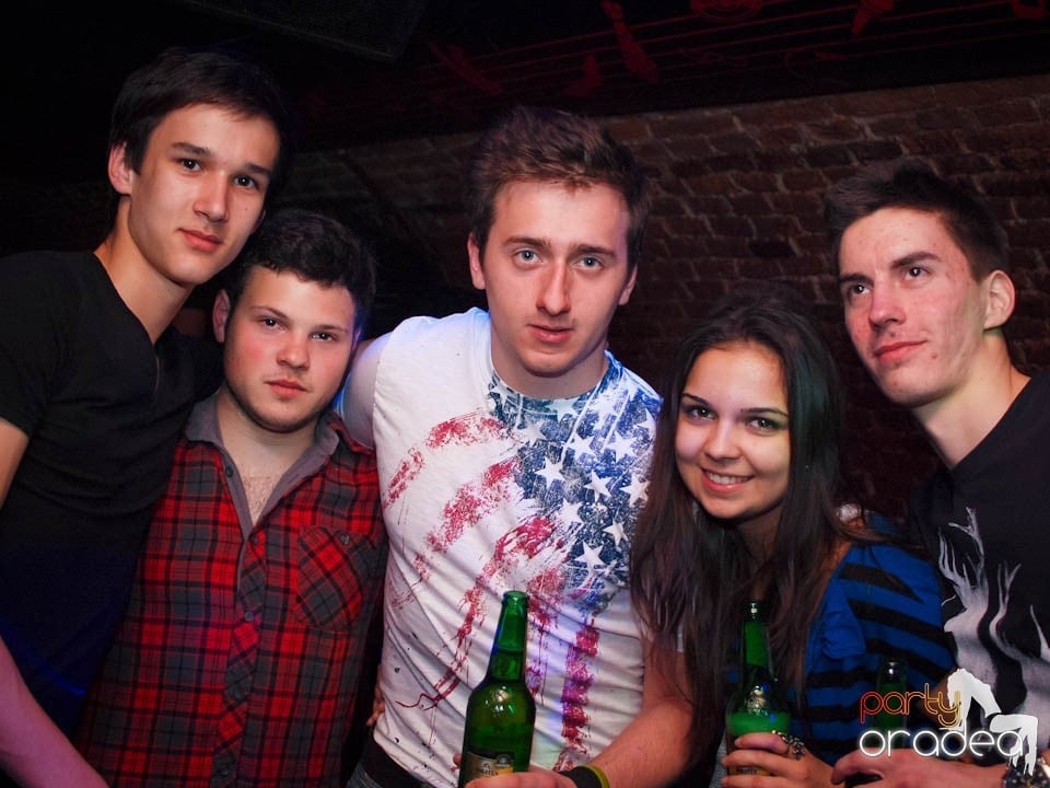 Joi seara în Club Escape, 