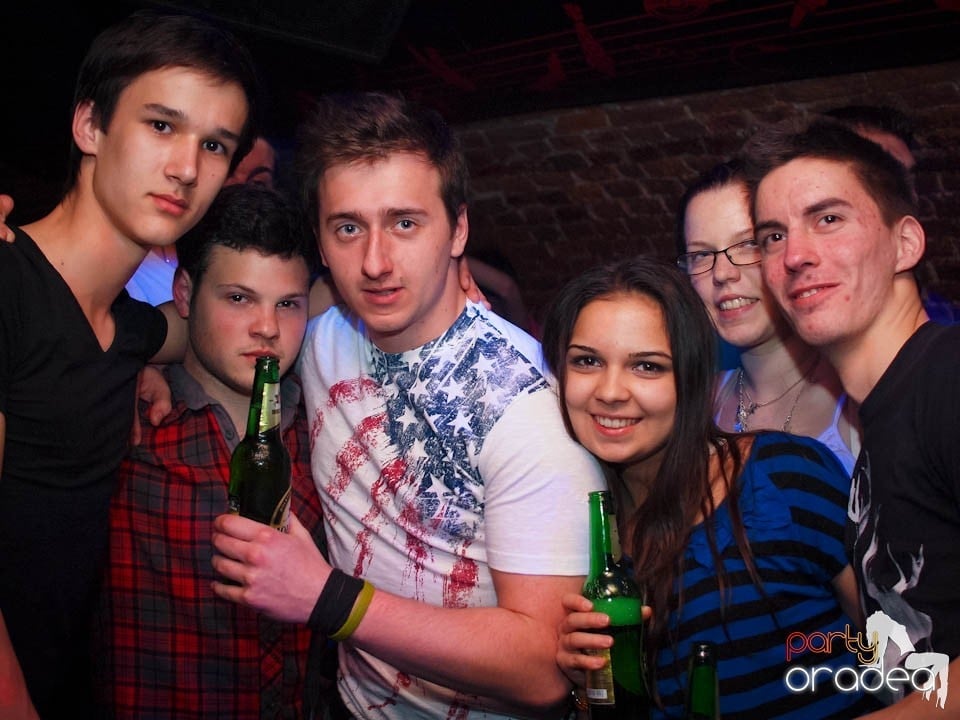 Joi seara în Club Escape, 