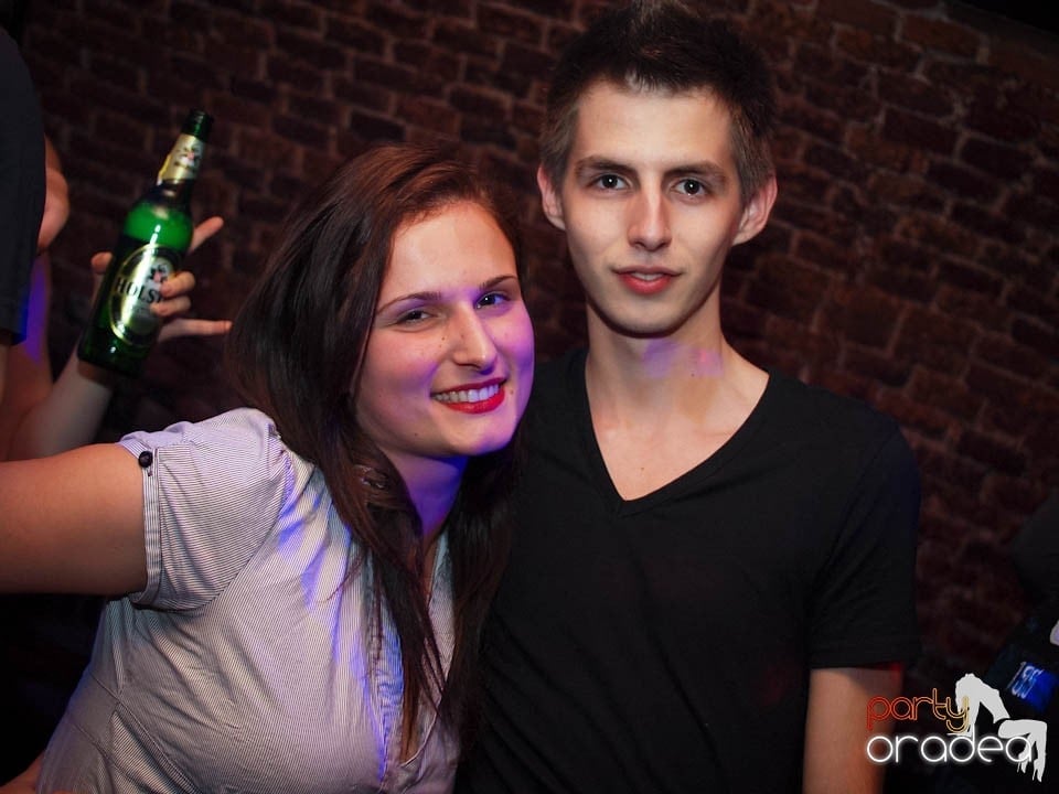 Joi seara în Club Escape, 