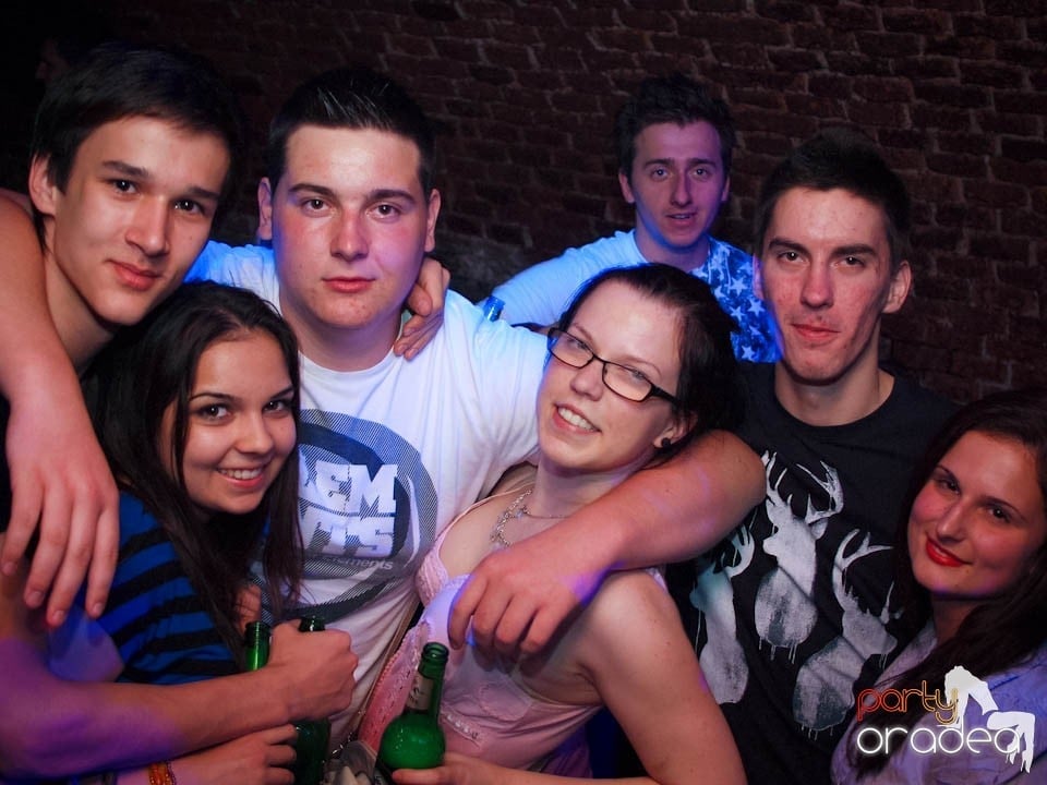 Joi seara în Club Escape, 