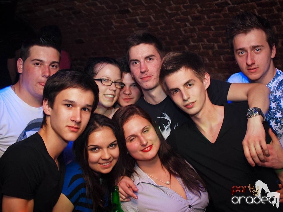 Joi seara în Club Escape, 