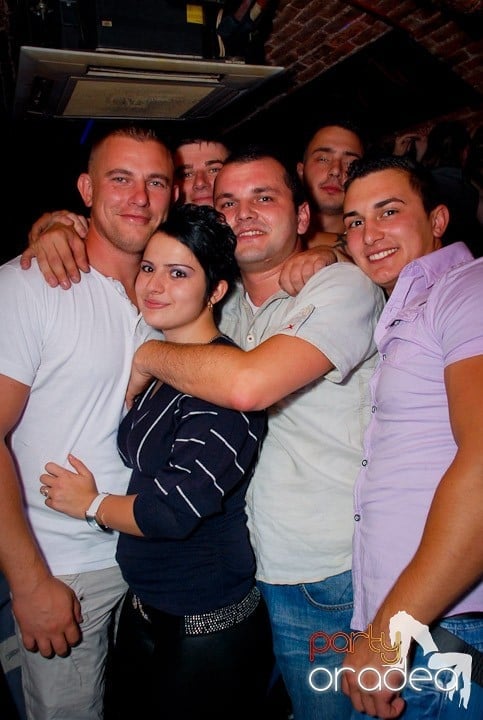 Joi seara în Club Escape, 