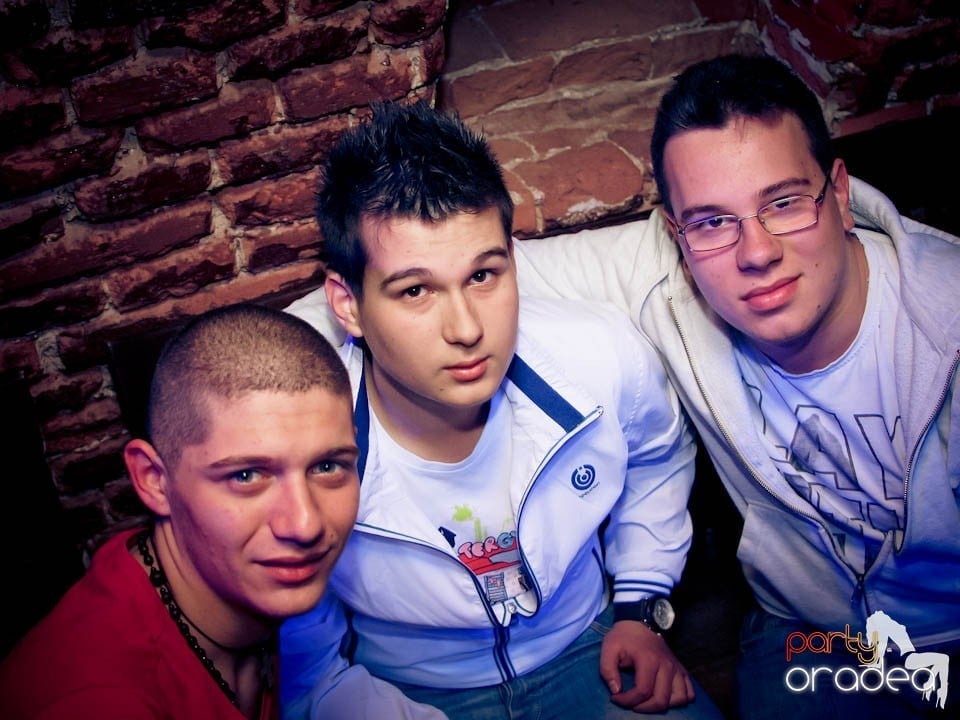 Joi seara în Club Escape, 