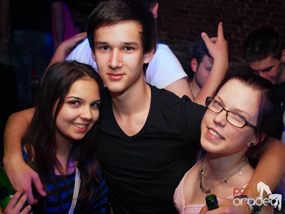 Joi seara în Club Escape, 