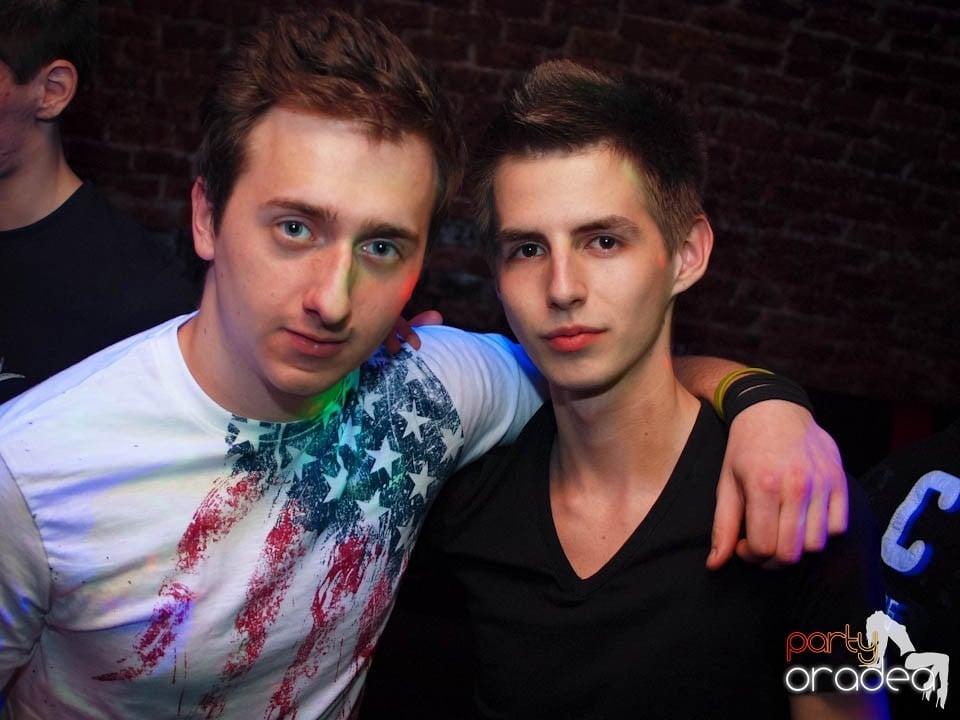 Joi seara în Club Escape, 