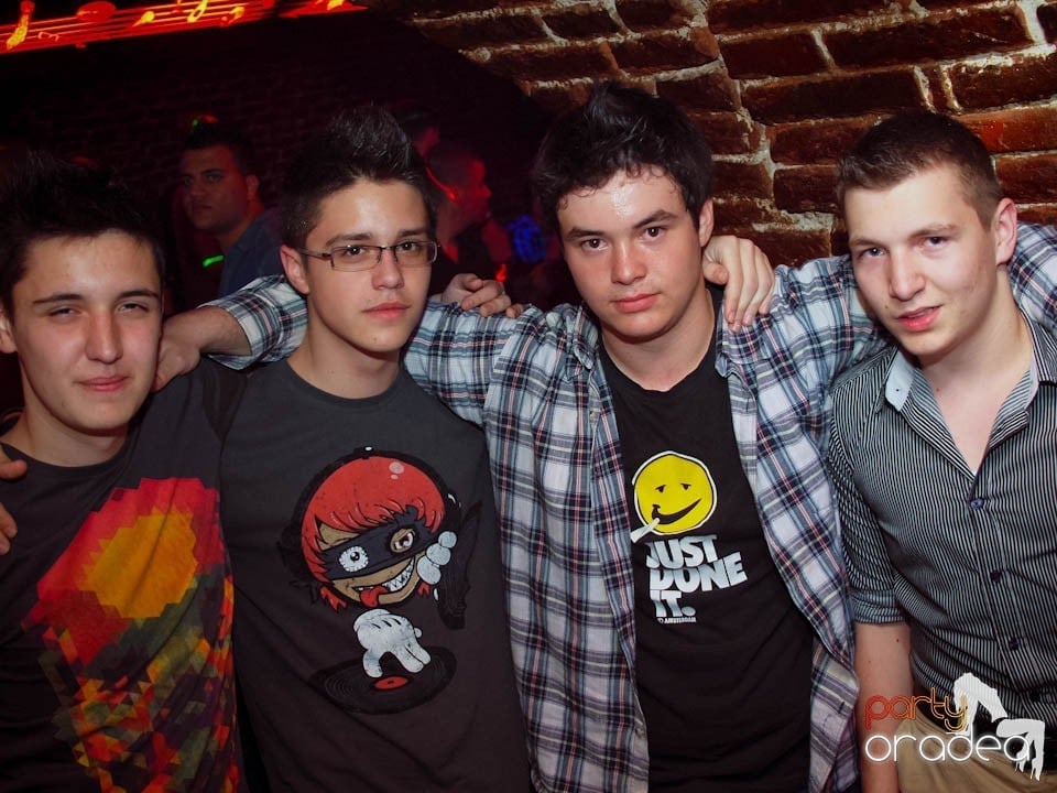 Joi seara în Club Escape, 