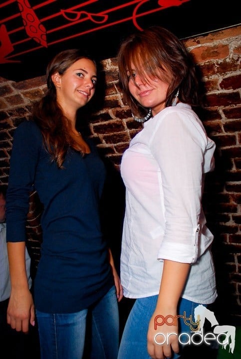 Joi seara în Club Escape, 