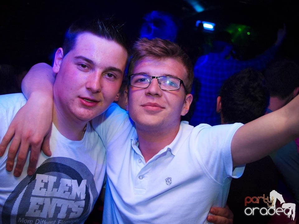 Joi seara în Club Escape, 