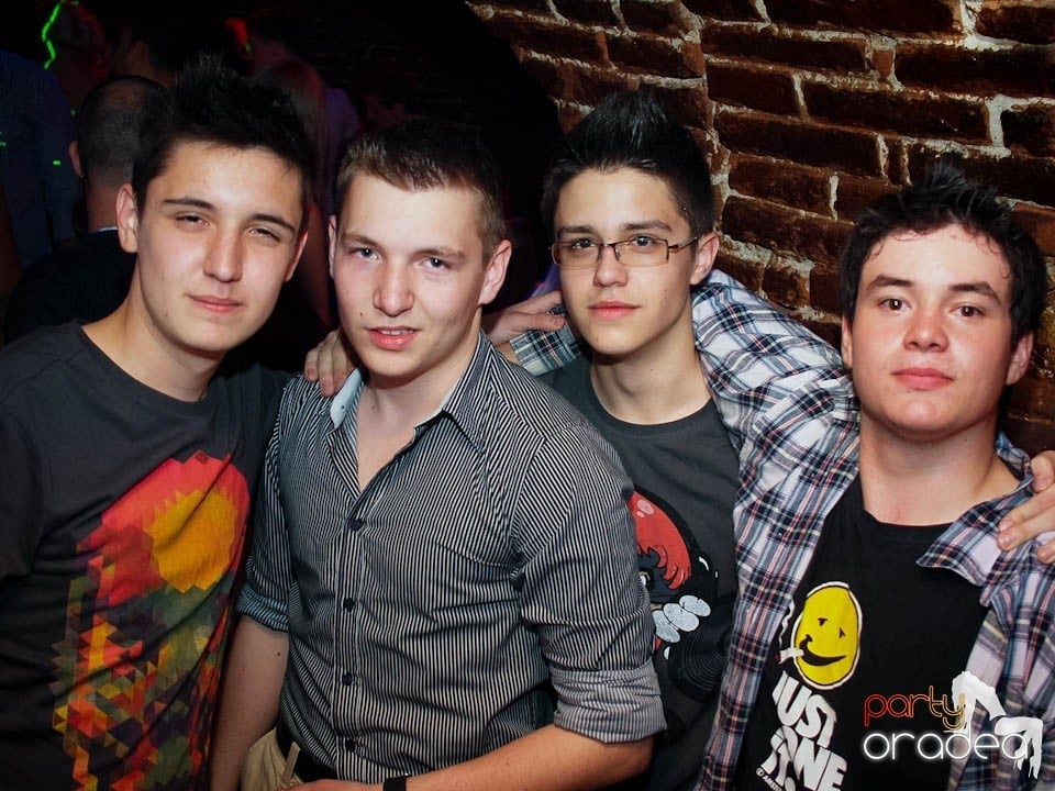 Joi seara în Club Escape, 