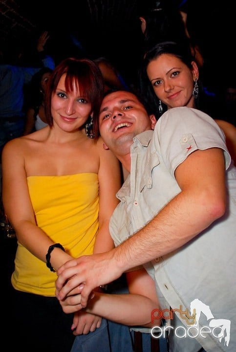 Joi seara în Club Escape, 