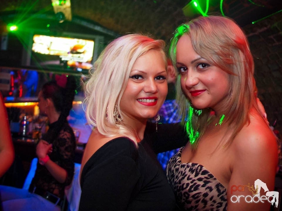 Joi seara în Club Escape, 