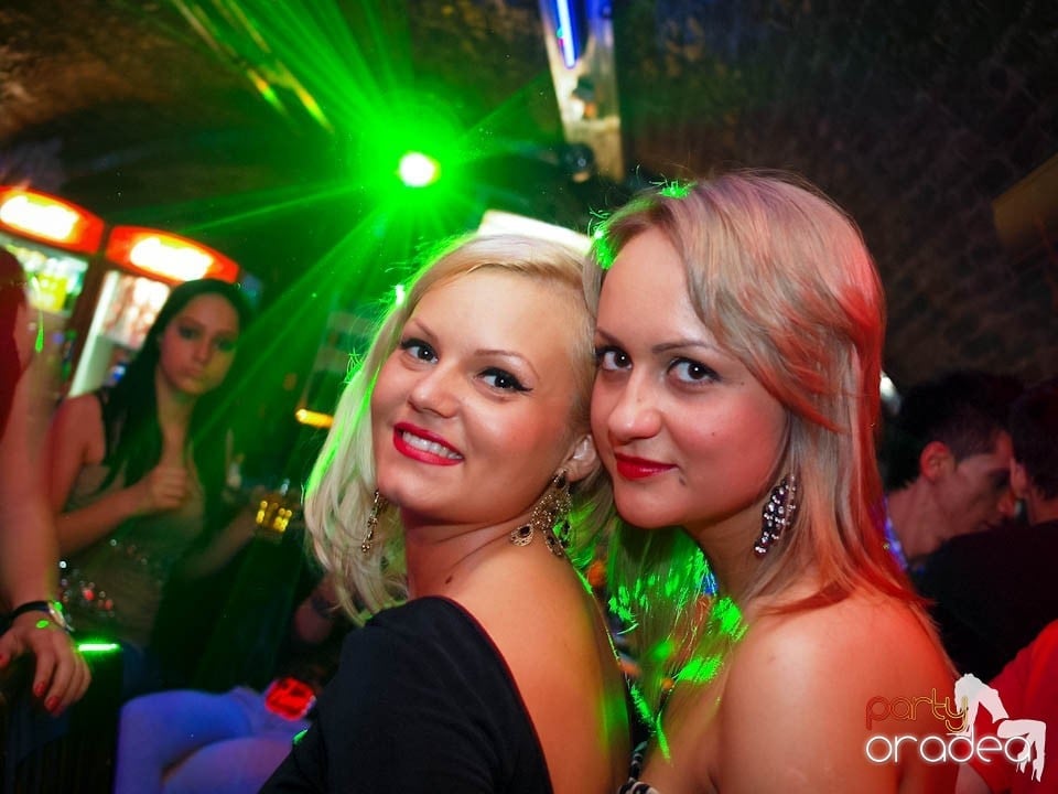 Joi seara în Club Escape, 