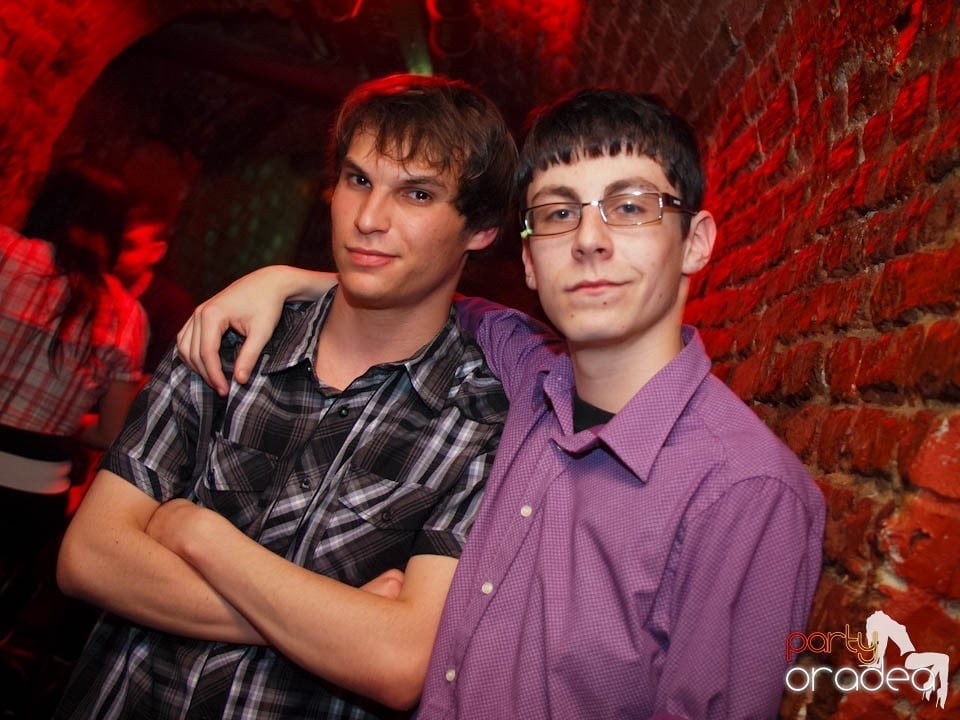 Joi seara în Club Escape, 