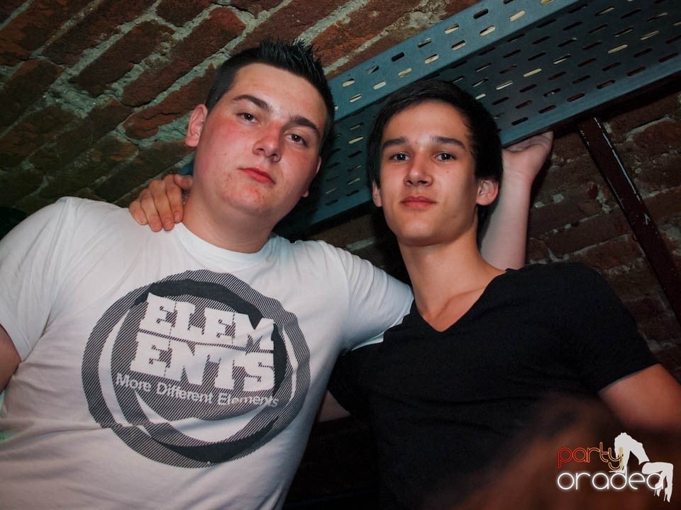 Joi seara în Club Escape, 