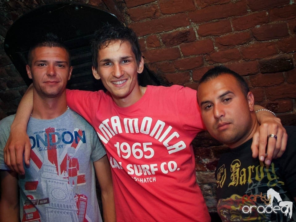 Joi seara în Club Escape, 