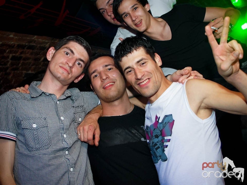 Joi seara în Club Escape, 