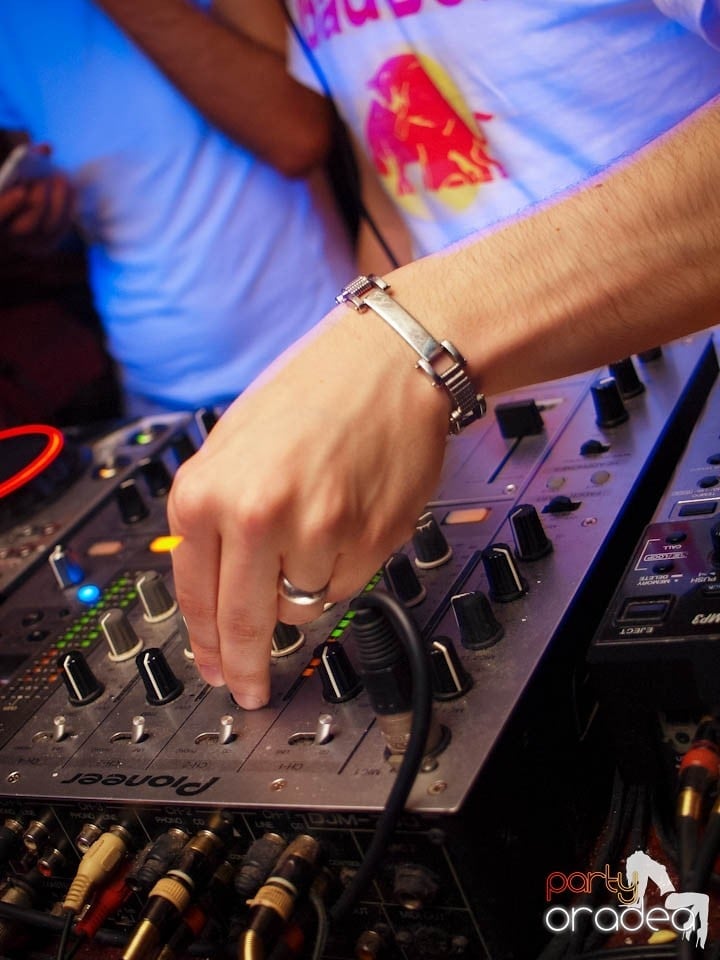 Joi seara în Club Escape, 