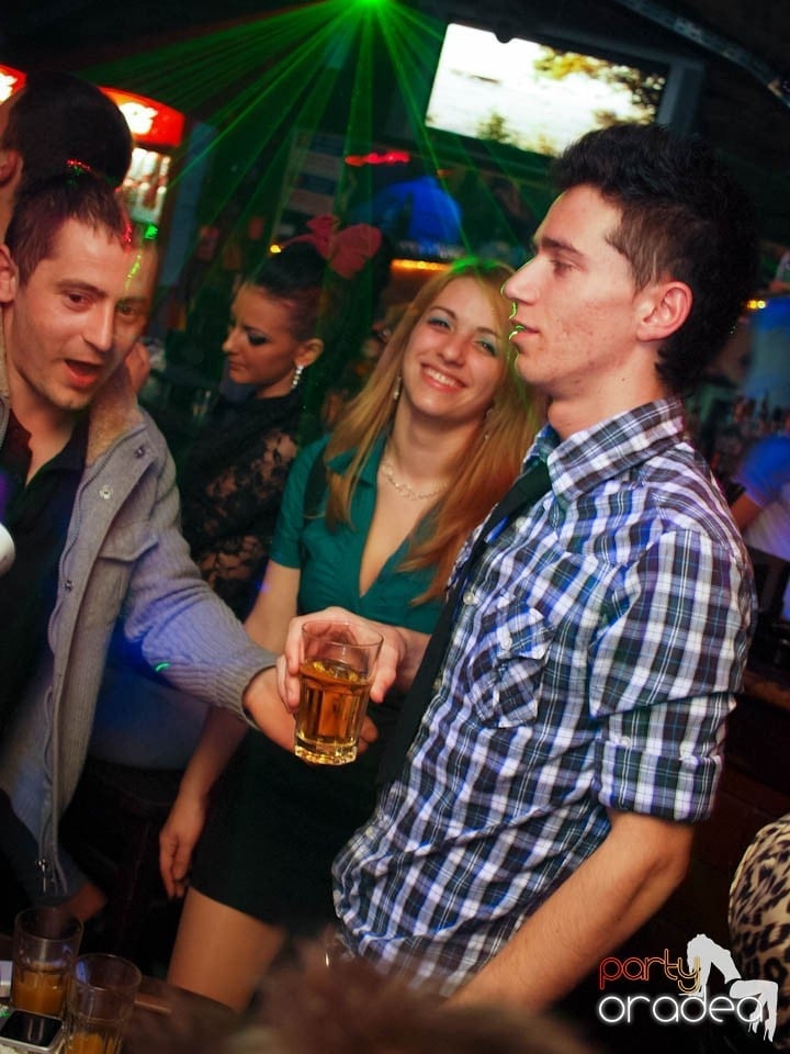 Joi seara în Club Escape, 