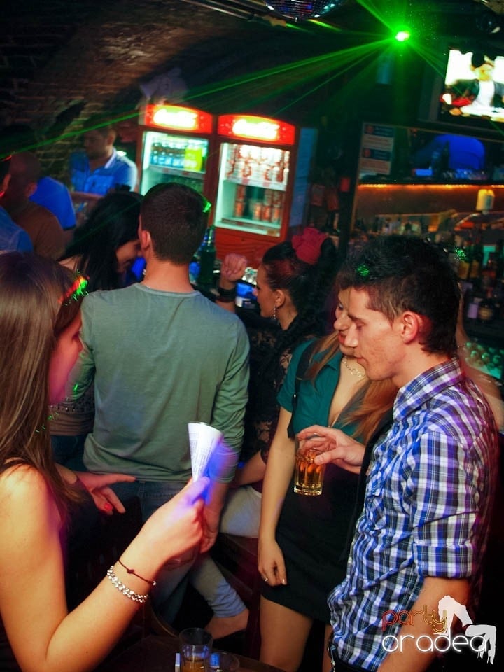 Joi seara în Club Escape, 