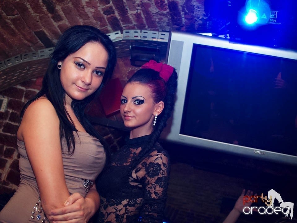 Joi seara în Club Escape, 