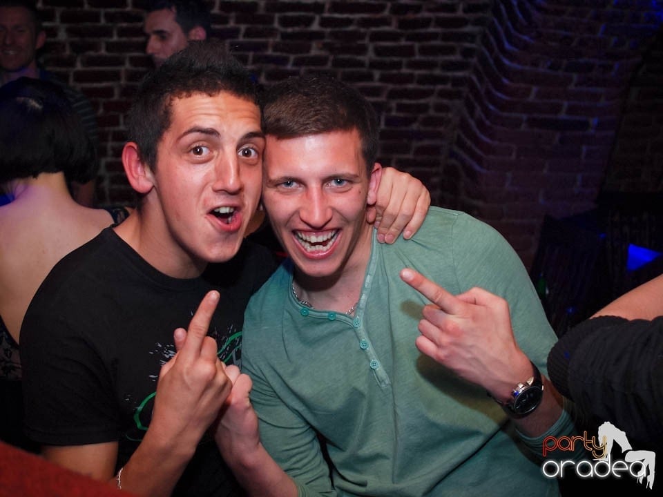 Joi seara în Club Escape, 