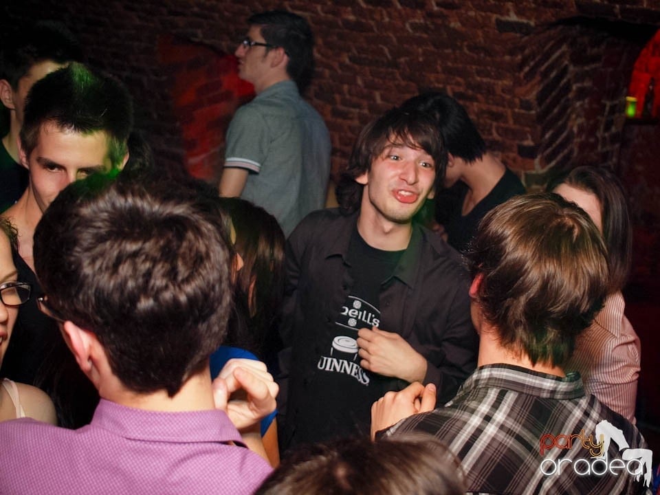 Joi seara în Club Escape, 