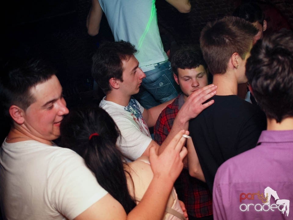 Joi seara în Club Escape, 