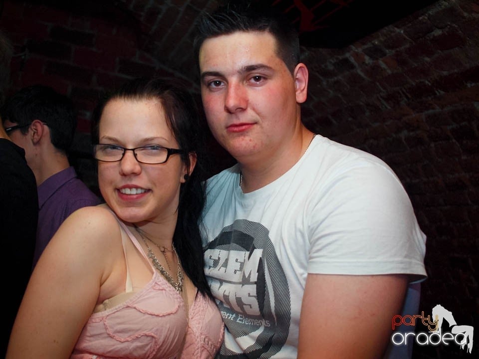 Joi seara în Club Escape, 