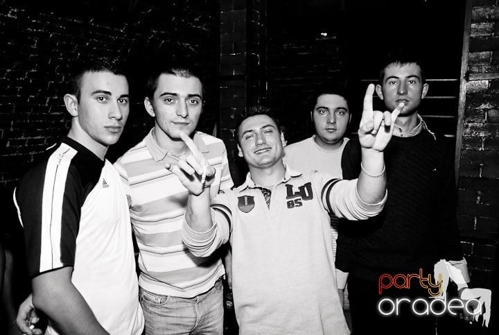 Joi seara în Club Escape, 