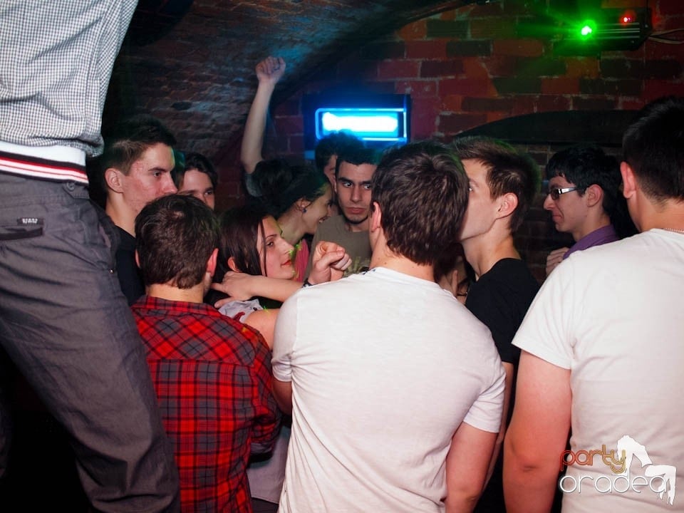 Joi seara în Club Escape, 