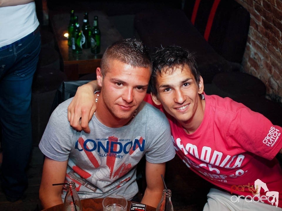 Joi seara în Club Escape, 