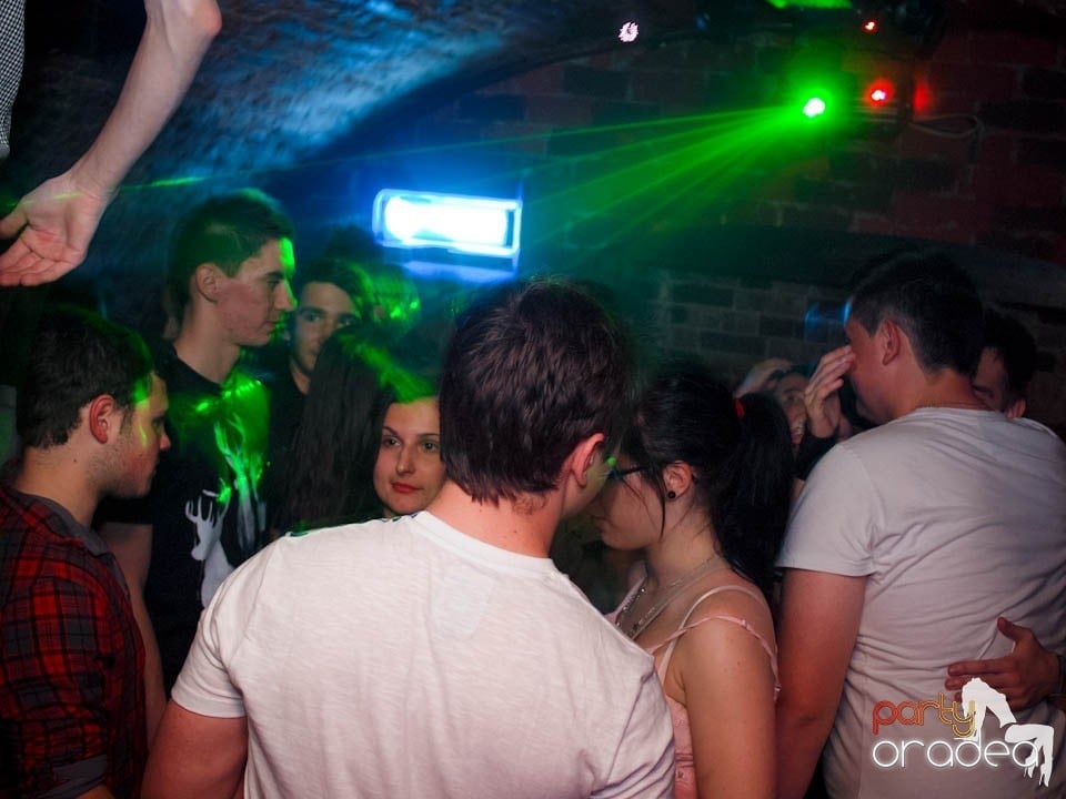 Joi seara în Club Escape, 