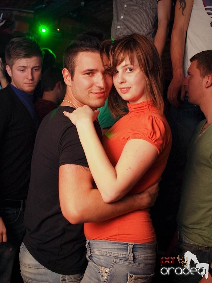 Joi seara în Club Escape, 