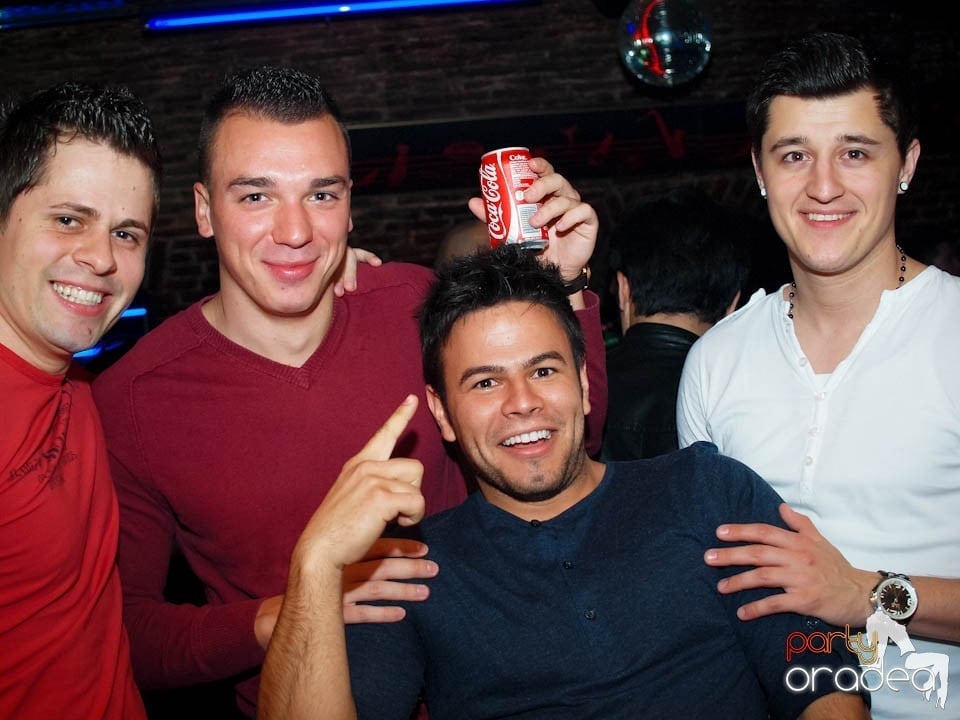 Joi seara în Club Escape, 